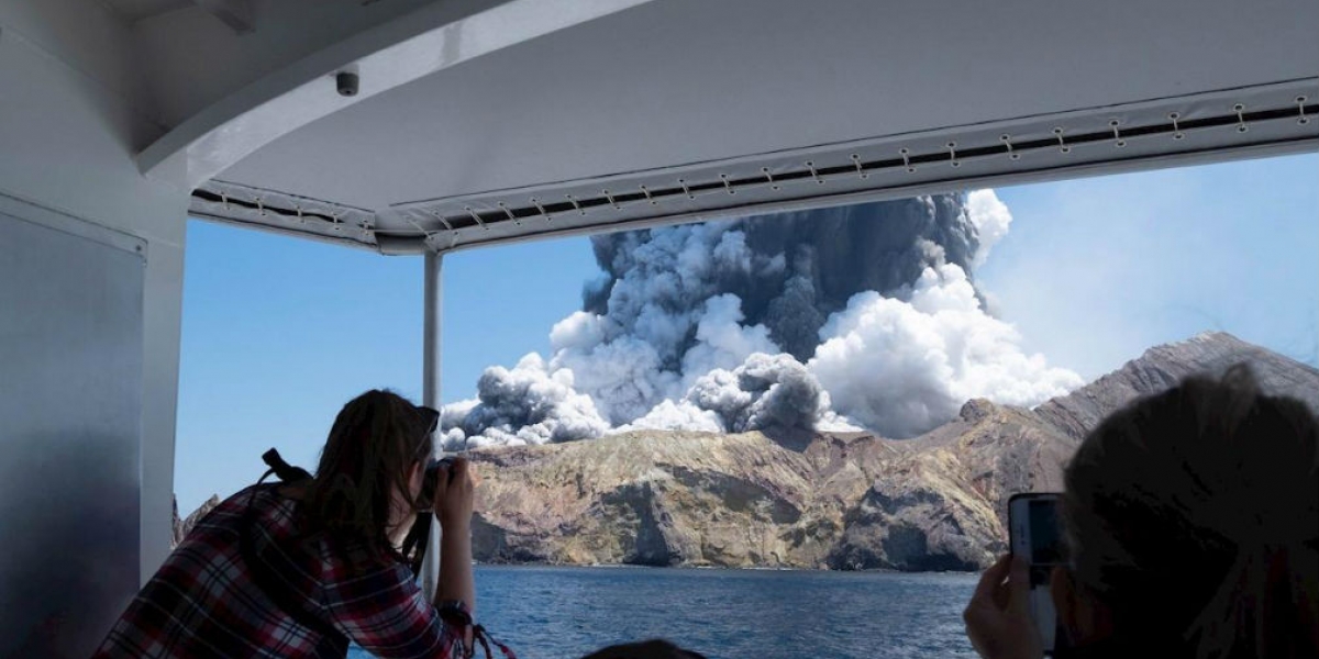 Erupción del volcán Whakaari. 