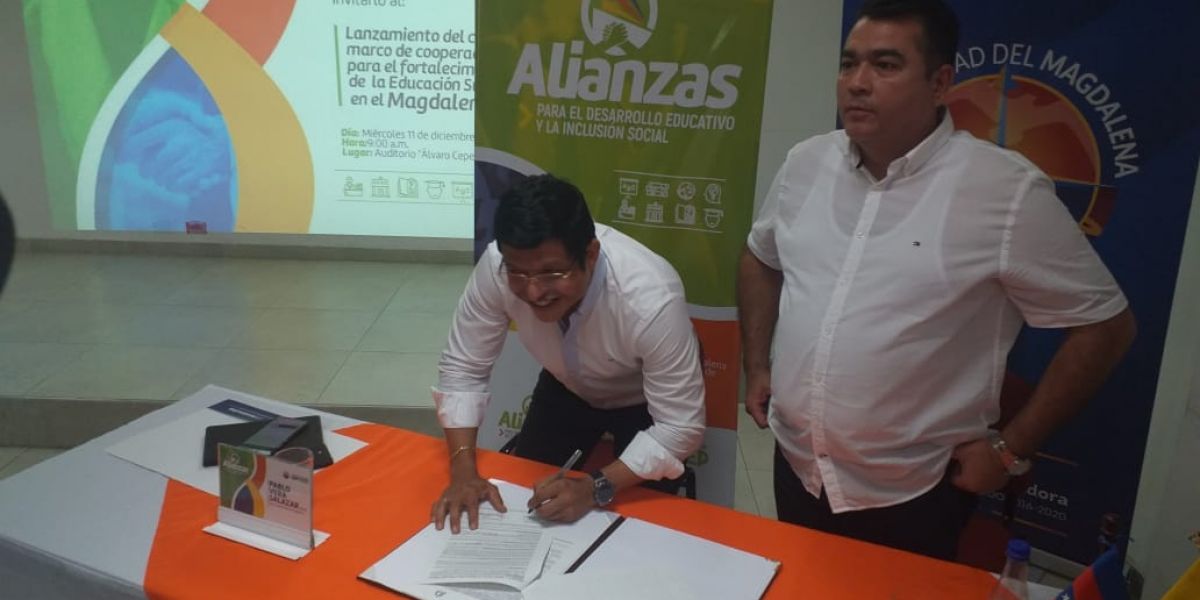Seguimiento.co En la mañana de este miércoles se firmó el convenio entre las dos instituciones.