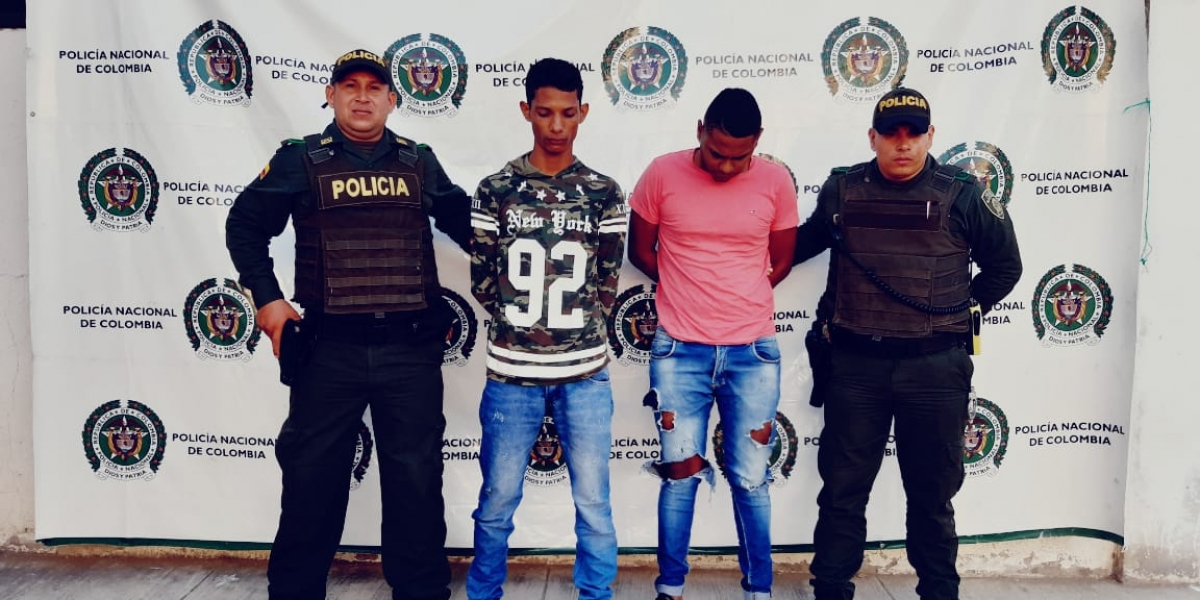 Capturan a dos hombres por porte ilegal de arma de fuego y hurto agravado en Gaira.