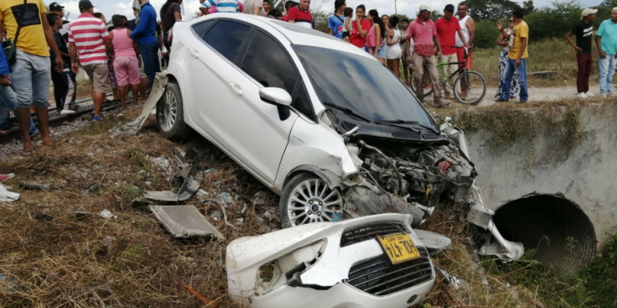 Así quedó el carro luego de ser embestido por el tren. 