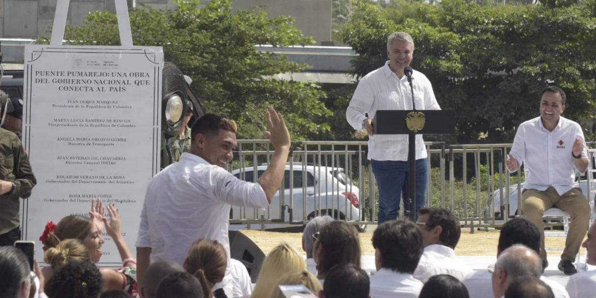 Teófilo Gutiérrez saluda, tras el Presidente agradecerle por el desempeño del Junior.