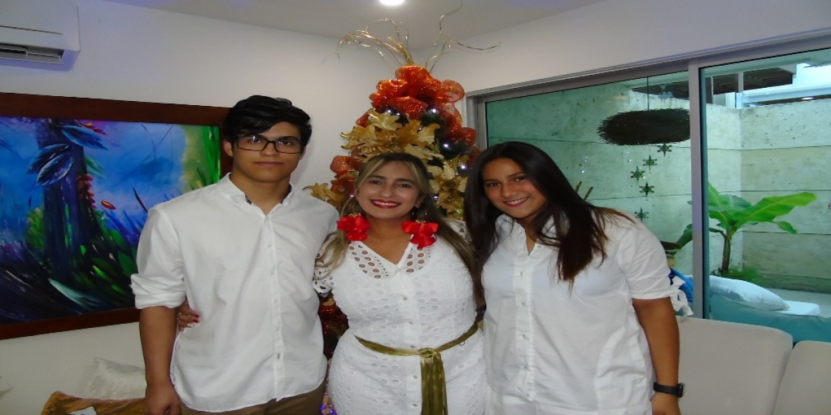 La diseñadora Pilar Espina y sus hijos Marcela y Javier Mauricio