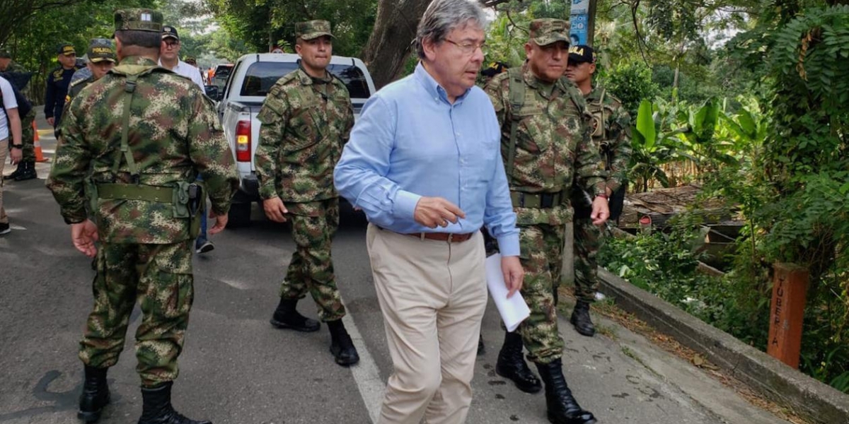 El Ministro visitó junto con los Comandantes de la Fuerza Pública de la zona la vía Riohacha - Santa Marta.