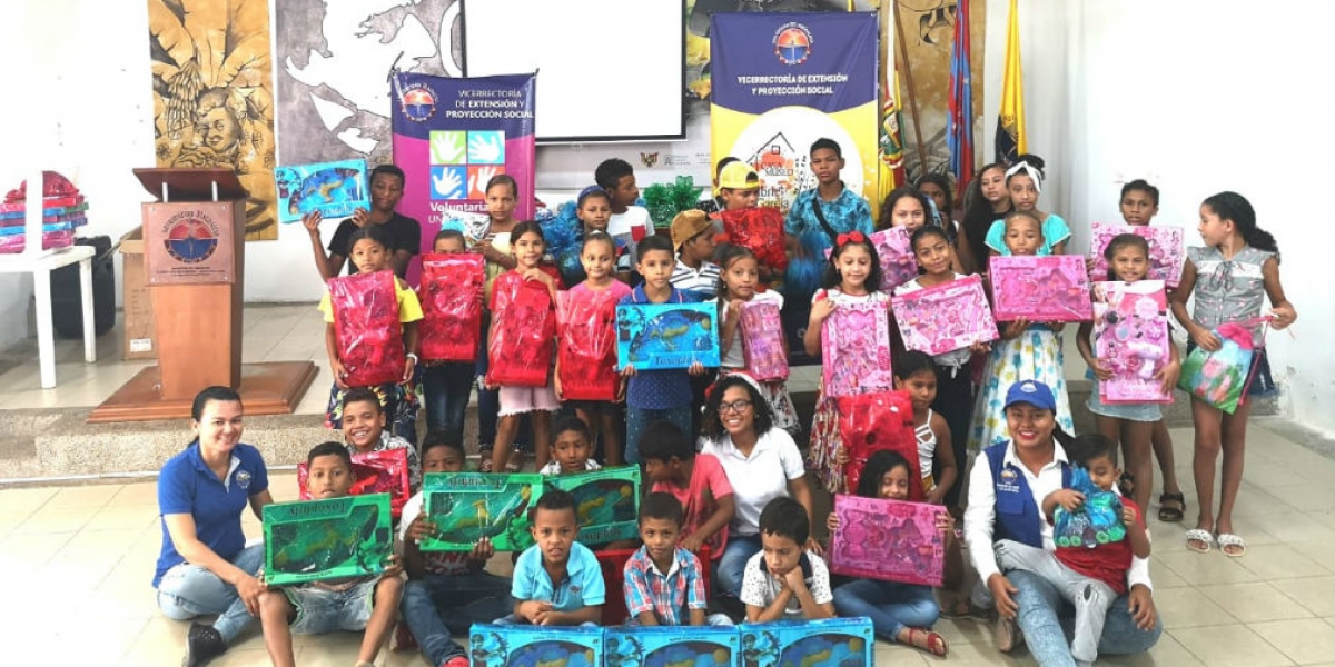 Algunos de los niños beneficiados por Unimagdalena.