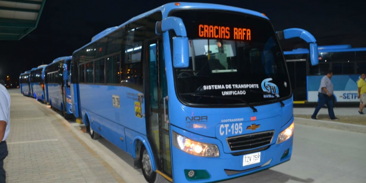 Buses en la Terminal de Transferencia de Gaira