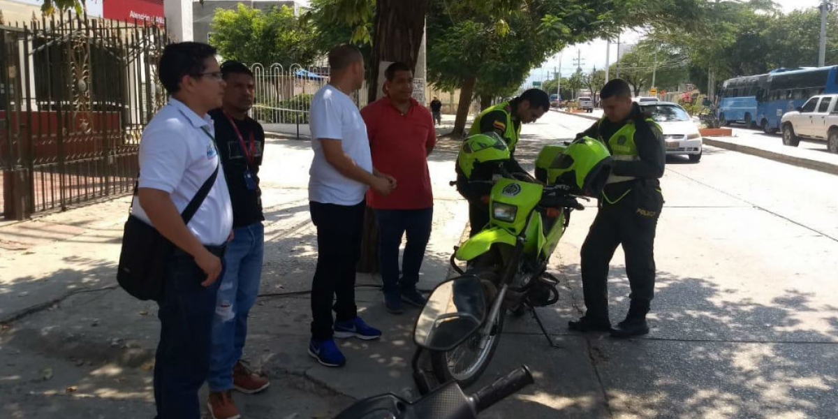 Momento en que Policía impone el comparendo ambiental.