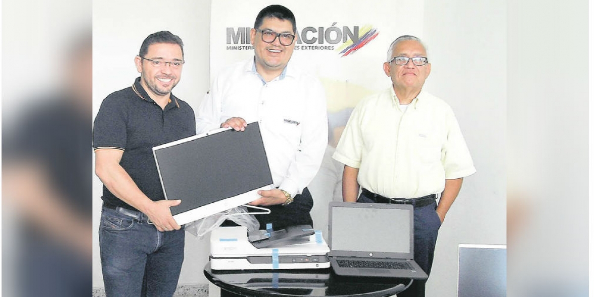 Alcaldía de Santa Marta La Alcaldía le ha entregado equipos tecnológicos a Migración Colombia para mejorar sus capacidades.