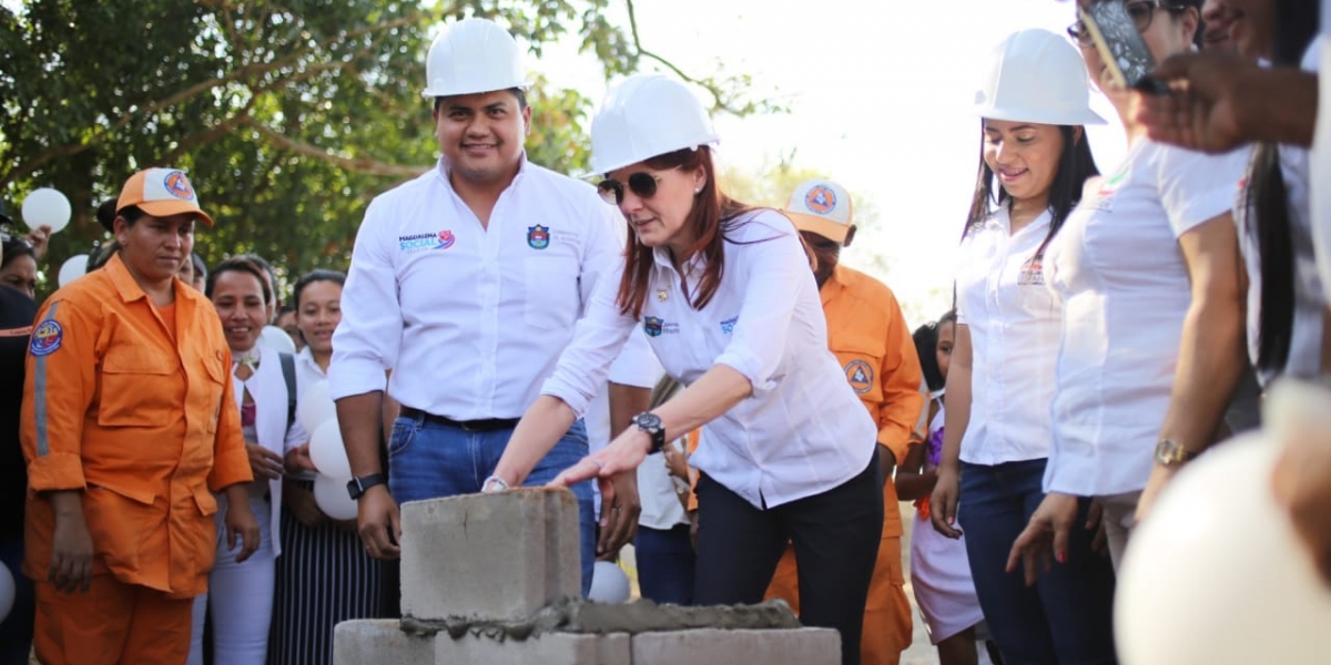 La Gobernadora puso la primera piedra de los parques. 