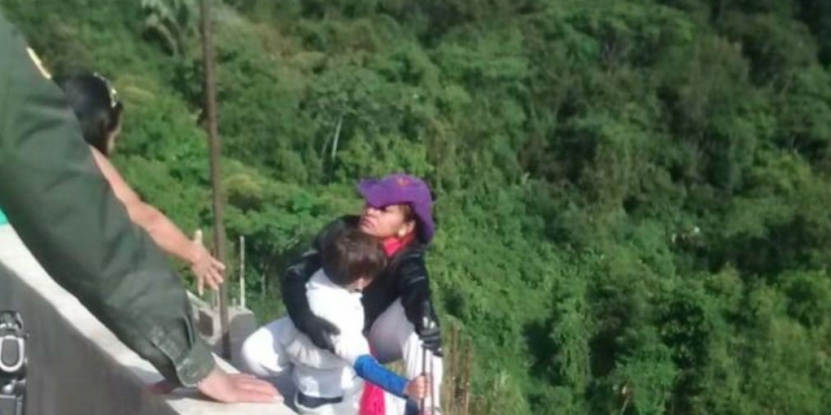 Mujer se lanza de puente con su hijo de diez años en brazos, en Ibagué, Tolima.