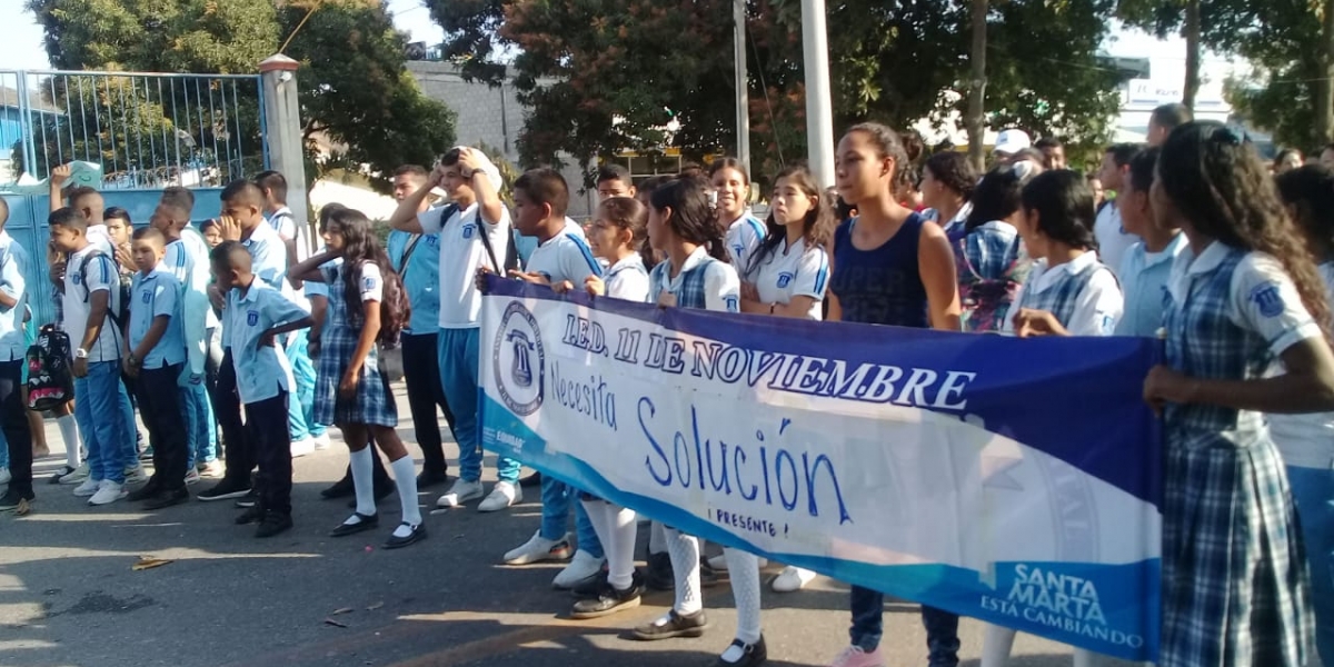 Estudiantes del IED 11 de Noviembre bloquearon la Troncal del Caribe. 