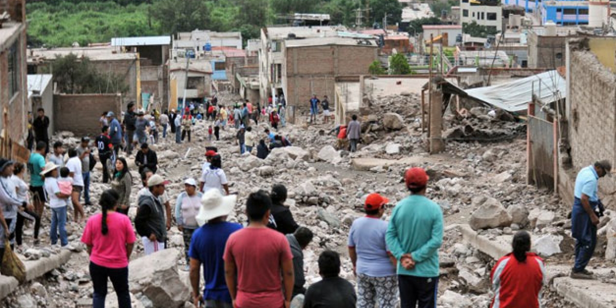  Los deslizamientos de lodo y rocas también provocaron la caída de un puente.