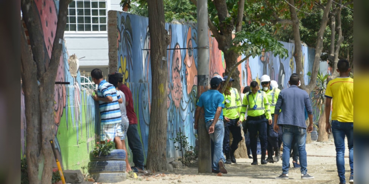 Muro en demolición por funcionarios de la Udep