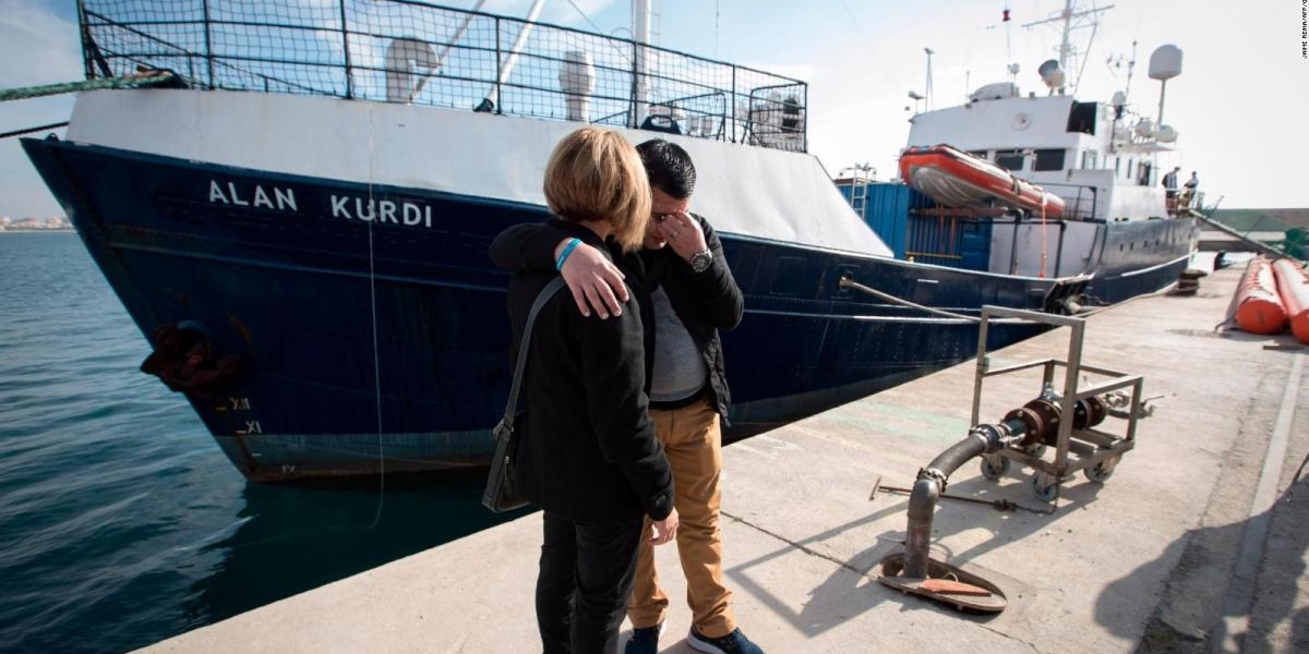 Barco alemán es bautizado con nombre de niño Sirio que alleció