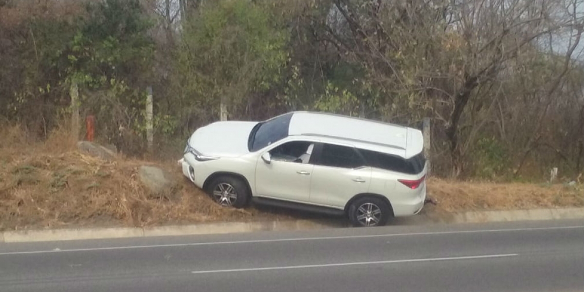 Camioneta donde se desplazaban las víctimas.