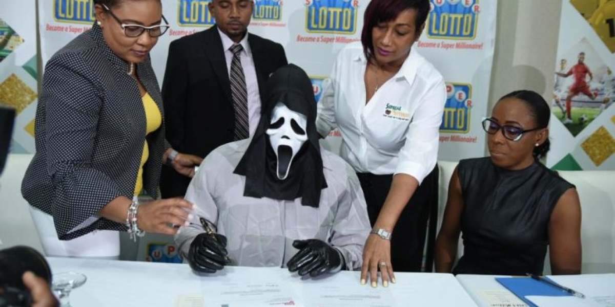 Hombre reclama premio de lotería con máscara en Jamaica