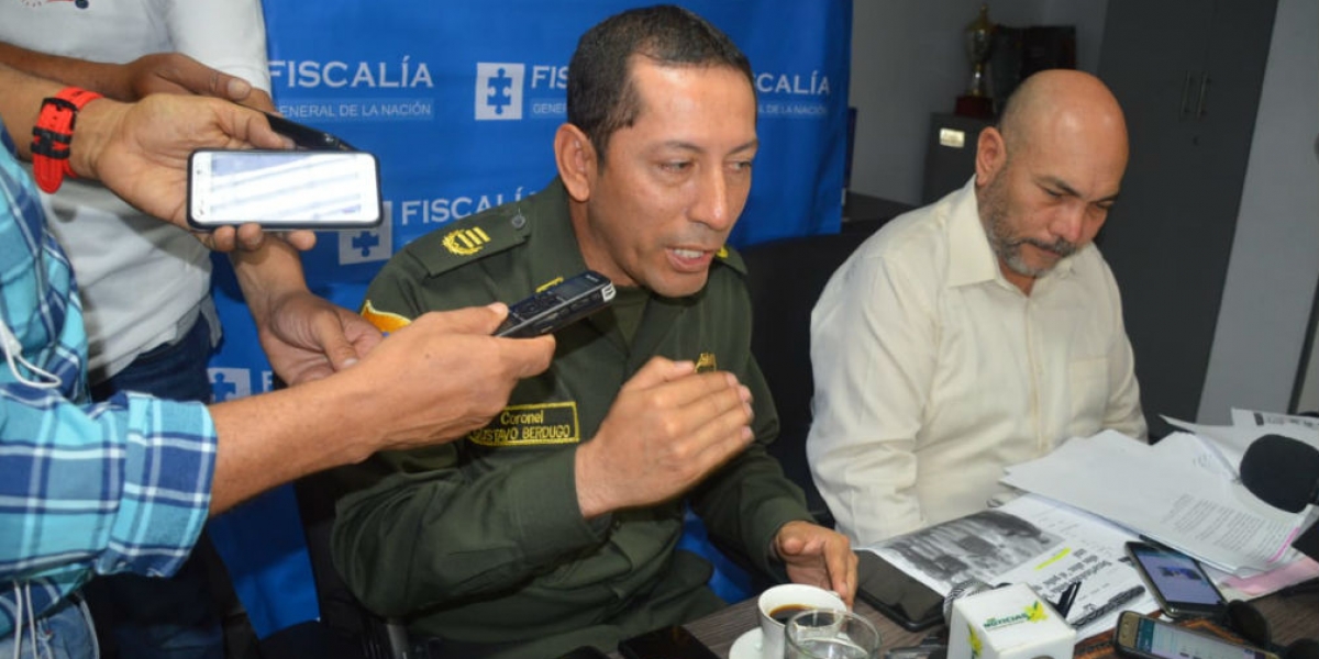 Coronel Gustavo Berdugo y director seccional de Fiscalía, Vicente Guzmán, en una rueda de prensa.