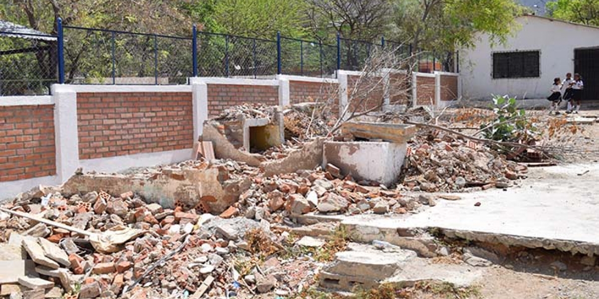 Así lucía el muro de cerramiento del IED Taganga antes de ser intervenido