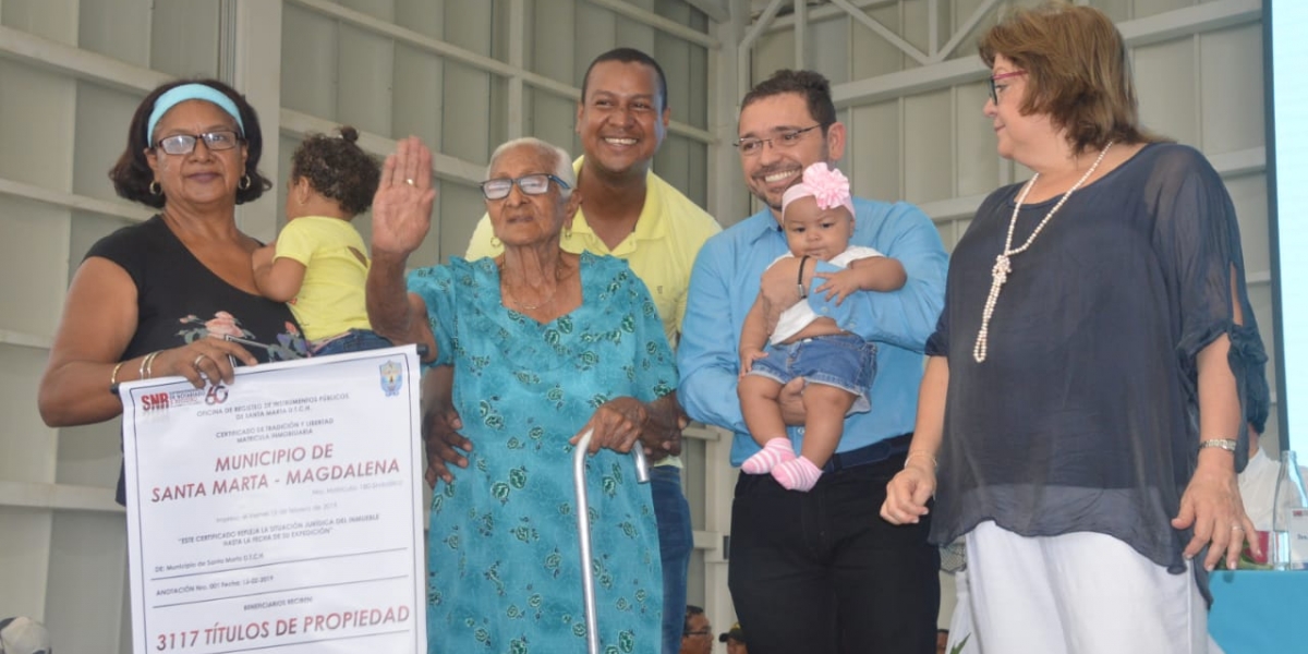 La señora Elizabeth Bornachera recibió el título de propiedad de su predio en Gaira. 