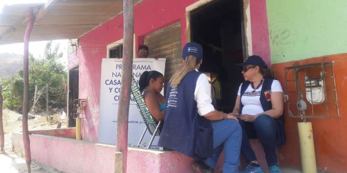 Alcaldía de Santa Marta Miembros de la Casa de Justicia, en la campaña de sensibilización para evitar la violencia intrafamiliar.