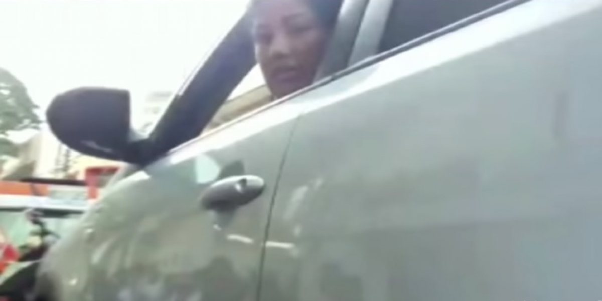Captura de pantalla Noticias Caracol Mujer estuvo 14 horas dentro de su carro para evitar inmovilización