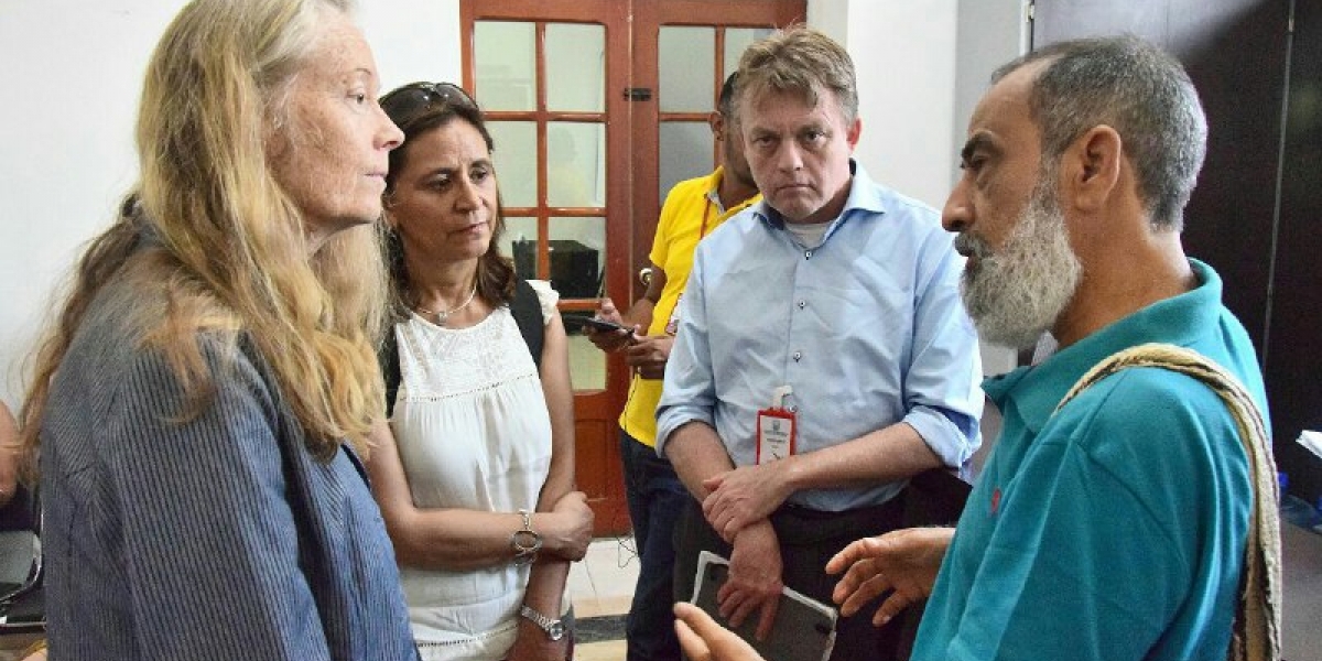 La representante del PMA en Colombia, Deborah Hines; y el secretario de Educación Distrital, Roberto Munarriz. 