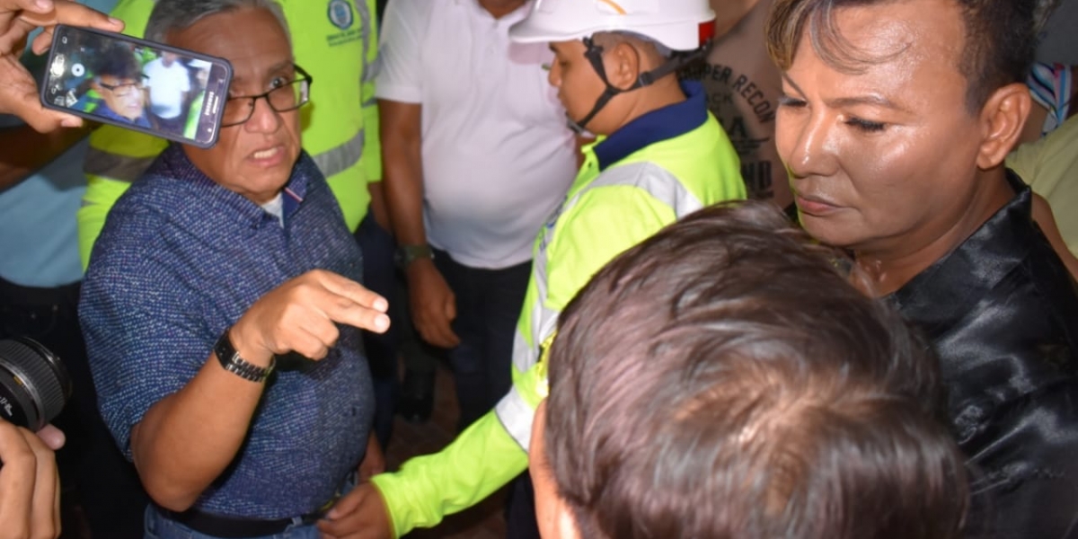 Seguimiento.co Momento en que el secretario Adolfo Bula discutía con los organizadores del evento gay.
