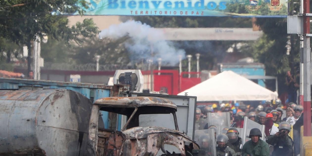 anifestantes se enfrentan con la Guardia Nacional Bolivariana en el lado colombiano del Puente Internacional Simón Bolívar.