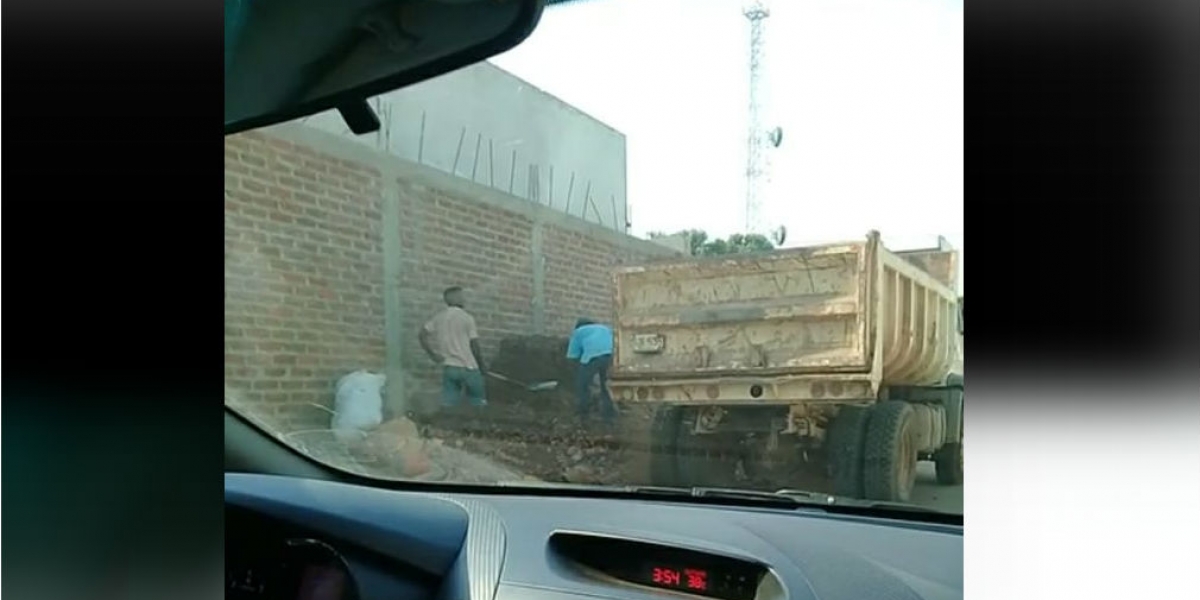 En el video se observa el camión de la Alcaldía que está siendo utilizado para recoger escombros.
