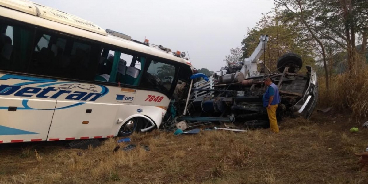 Así quedaron los vehículos involucrados en el accidente, en el punto conocido como El Minuto, cerca de Aguachica.