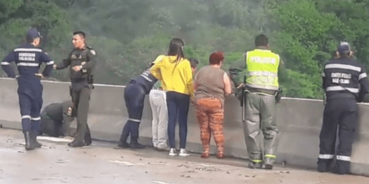 Captura de pantalla Del puente La Variante se lanzó Jessy Paola Moreno Cruz, con su hijo de 10 años.