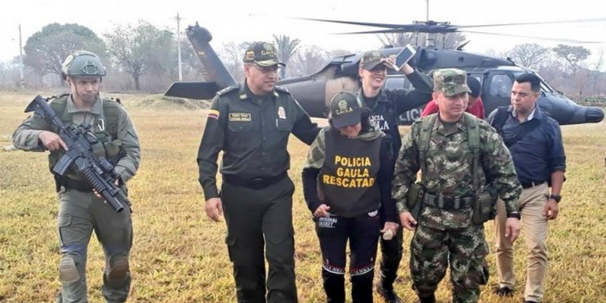 Momento en que la ganadera liberada era trasladada por la Policía y el Ejército.