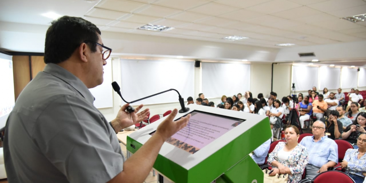 En el auditorio Julio Otero Muñoz se llevó a cabo la primera sesión de la Cátedra Colombiana de Ciencias Exactas, Físicas y Naturales, espacio en el cual se trataron temas de sostenibilidad del medioambiente.
