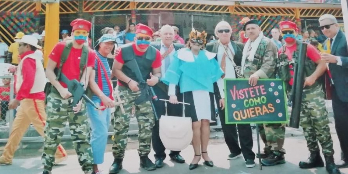 Pulzo Mujer recibe amenazas e insultos por disfraz de Primera Dama en carnaval de Barranquilla