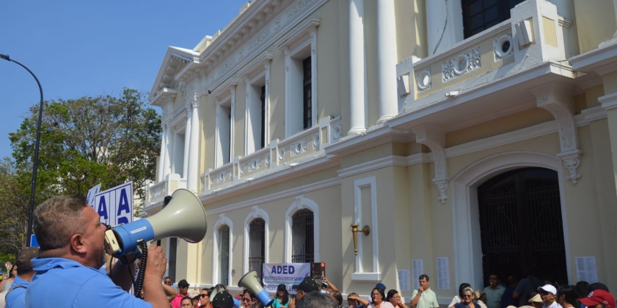 Óscar Mejía - seguimiento.co Los profesores del Distrito realizaron un plantón este jueves frente a la Alcaldía.