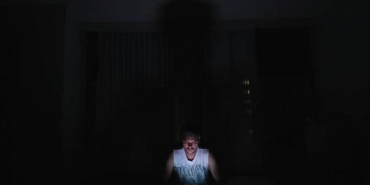 EFE Un hombre mira el móvil en la oscuridad este jueves en Caracas (Venezuela), durante un apagón eléctrico que afectó a gran parte del país.