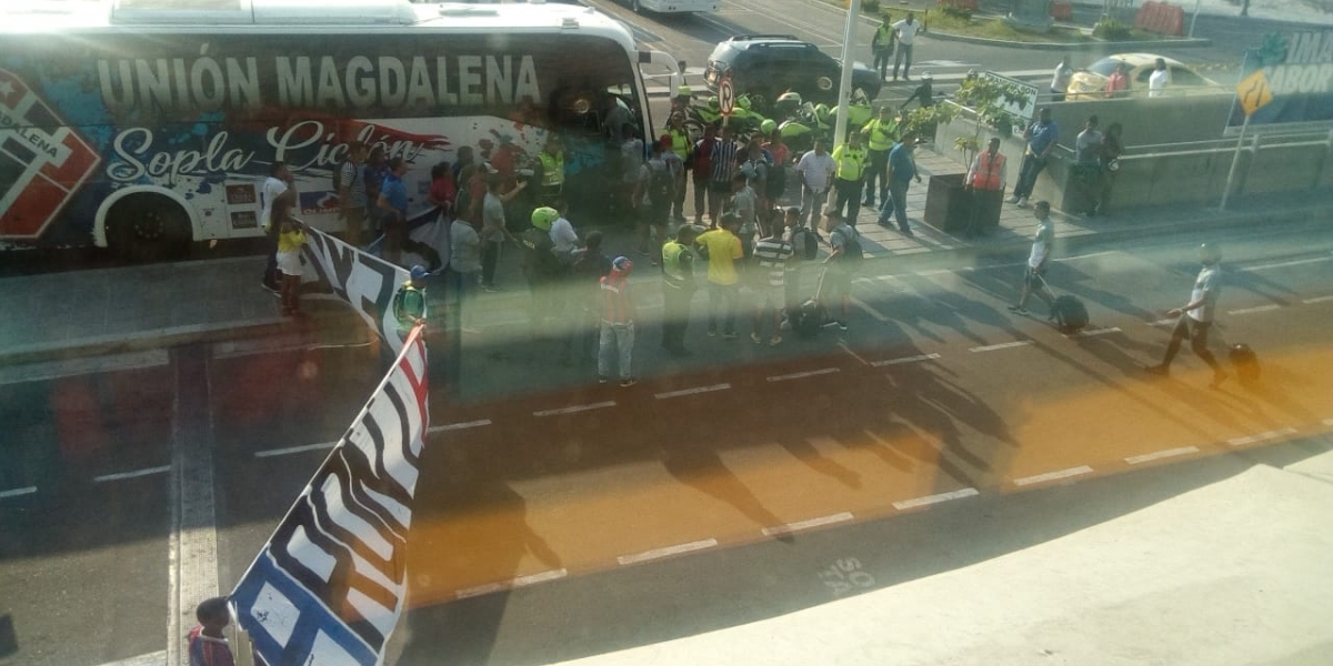 La hinchada esperó a los jugadores en el aeropuerto y los reclamos terminaron en una batalla entre aficionados y jugadores. 