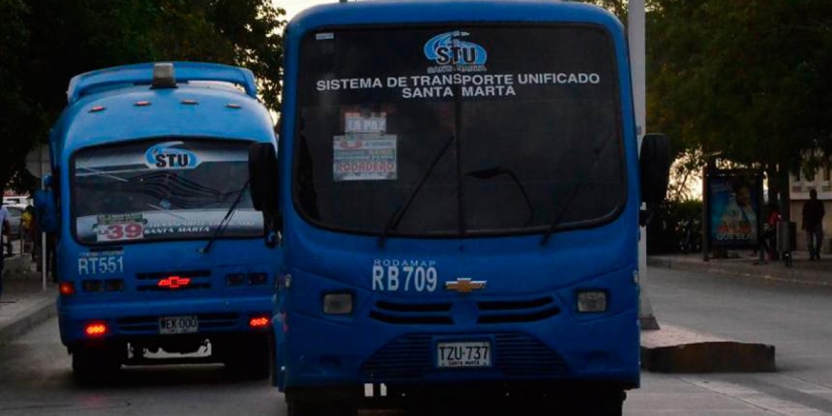 La pareja se grabó a bordo de un bus del STU.