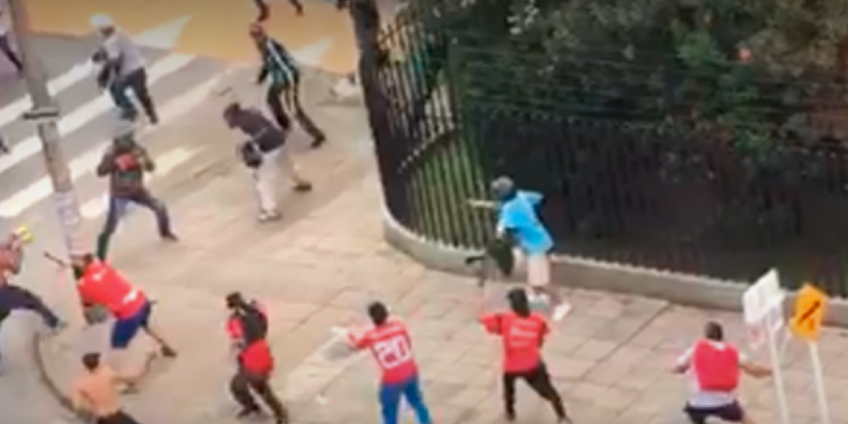 Captura de pantalla Noticias Caracol Desmanes y enfrentamientos entre hinchas en Medellín