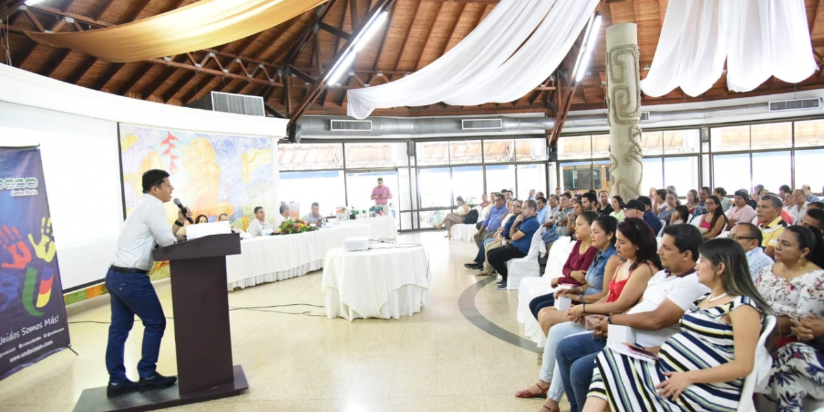 Durante su intervención Vera Salazar incentivó a los comerciantes a trabajar en equipo y a identificar estrategias que sirvan para proyectar sus pequeños negocios