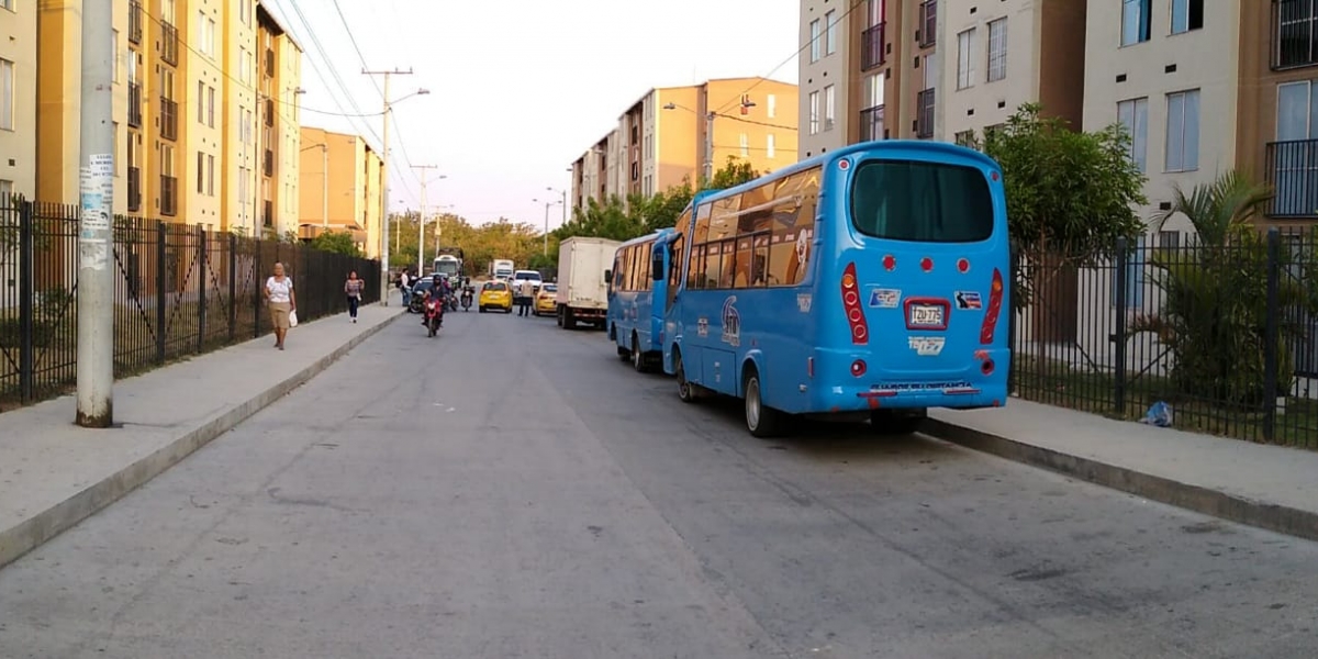 Buses se toman las calles del sector