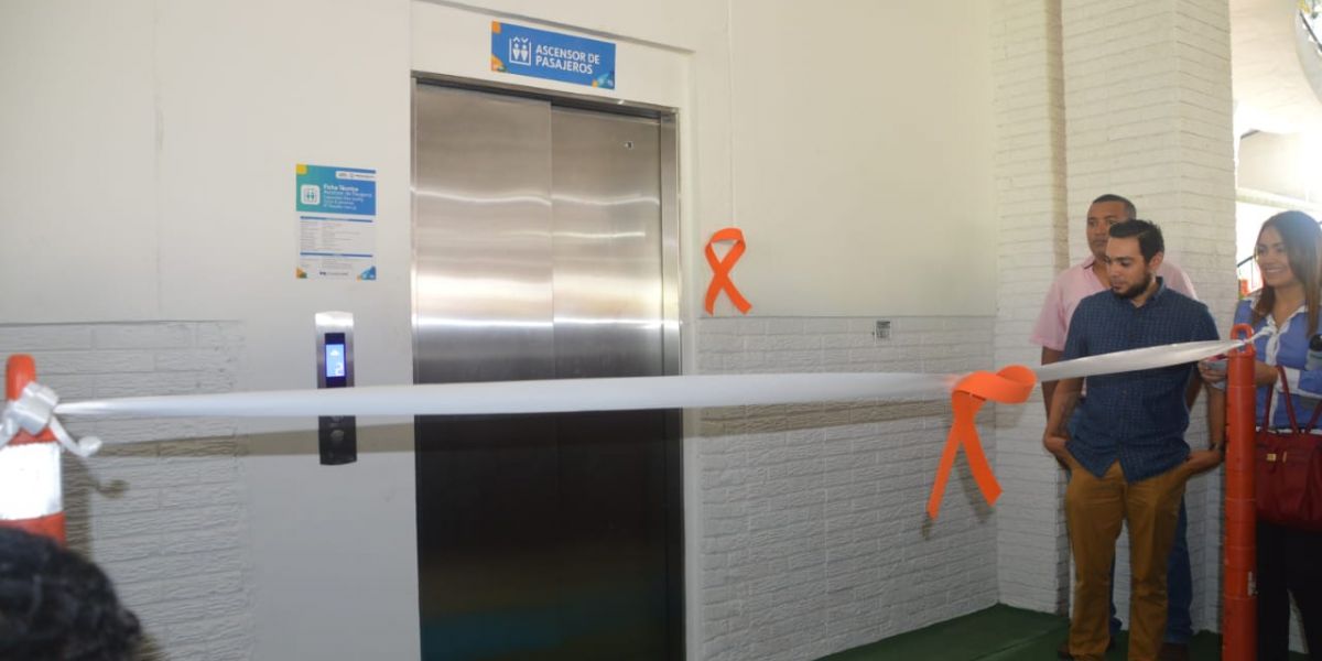 Óscar Mejía - seguimiento.co Ascensor del edificio del mercado público.