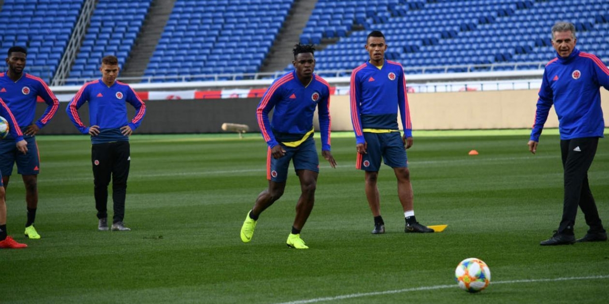 EFE Queiroz dirigiendo el entrenamiento.