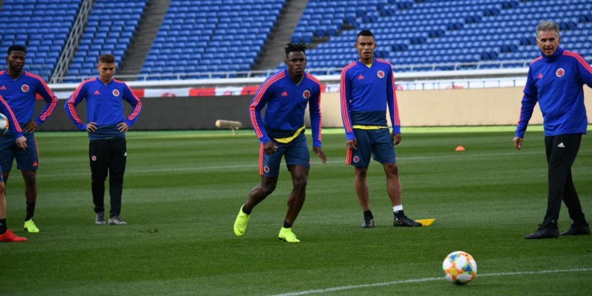 Queiroz dirigiendo el entrenamiento.