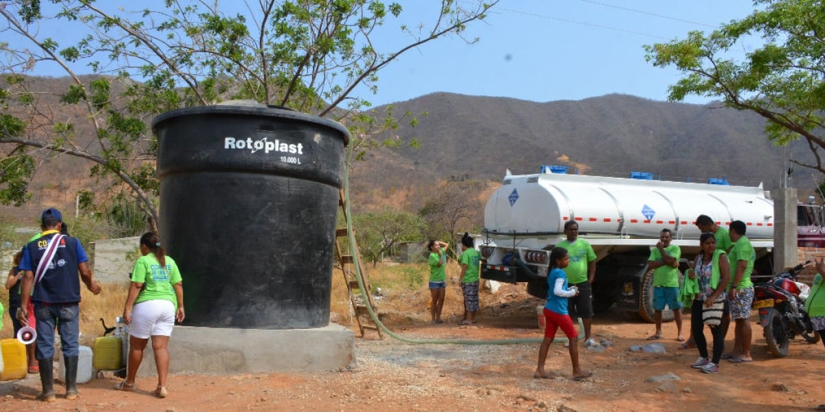 Alcaldía de Santa Marta Uno de los tanques instalados en la parte alta de Taganga.