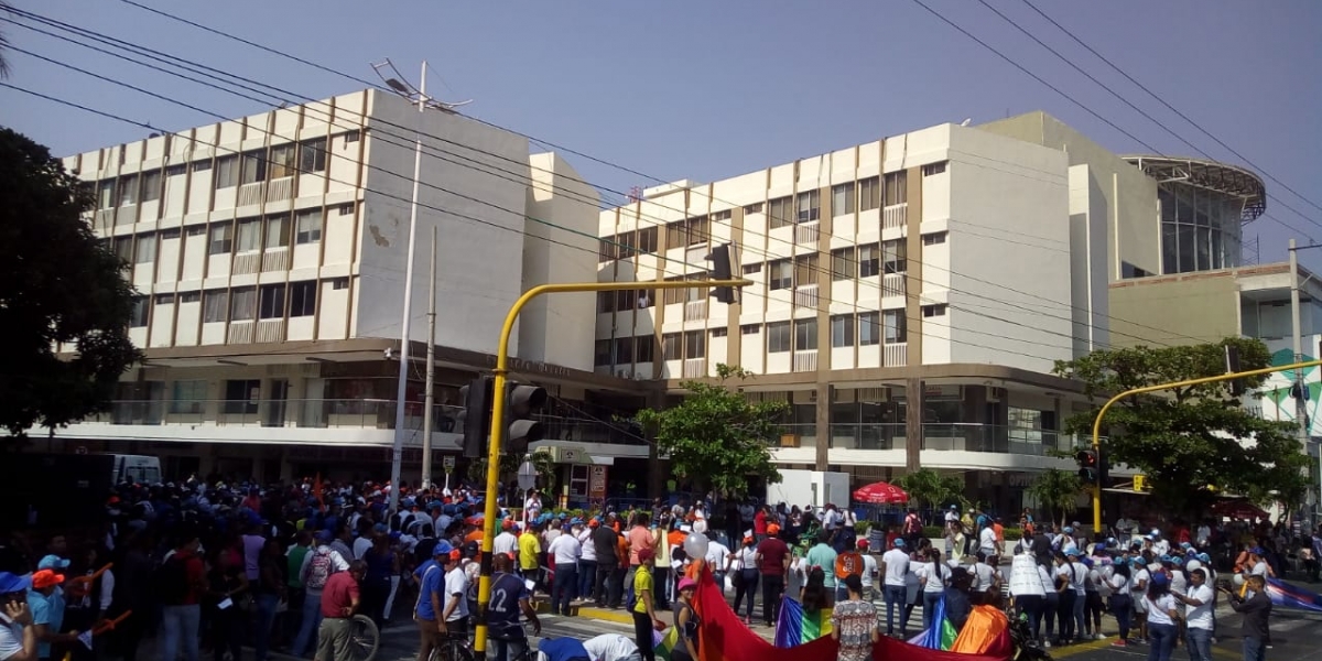 Cientos de personas se agolparon en las afueras del edificio Galaxia para manifestarles su respaldo al alcalde.