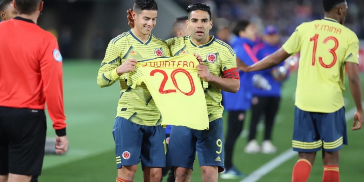 James Rodríguez y Falcao García dedican el gol a Juan Fernando Quintero. 