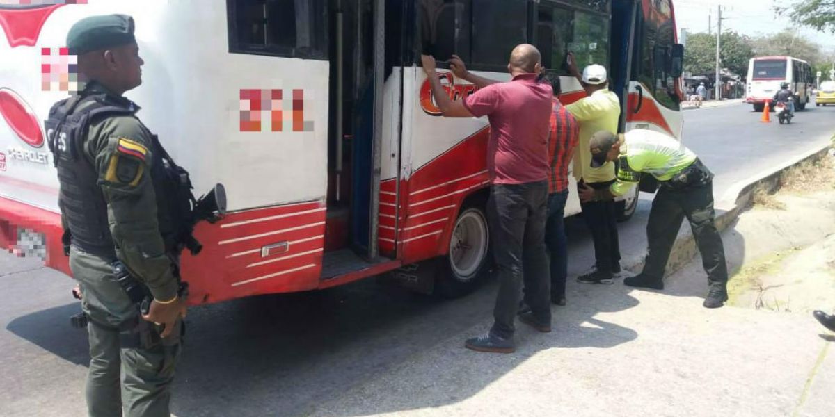 La Policía de Barranquilla está realizando operativos en los buses. 