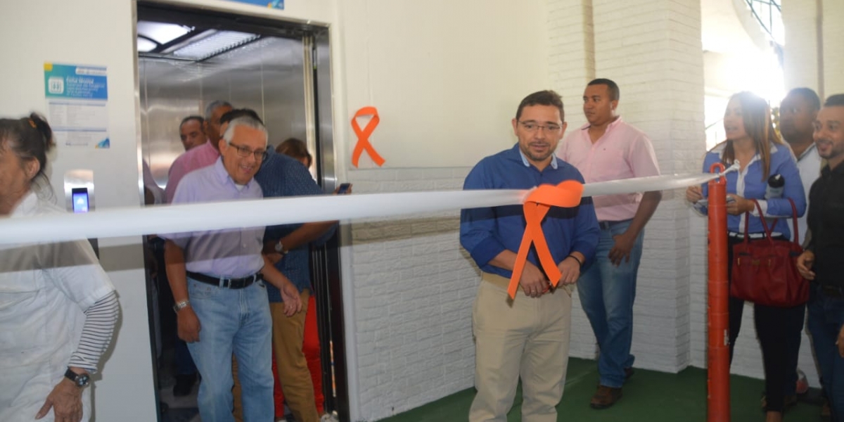 El ascensor de pasajeros fue inaugurado el pasado miércoles por el alcalde Rafael Martínez.