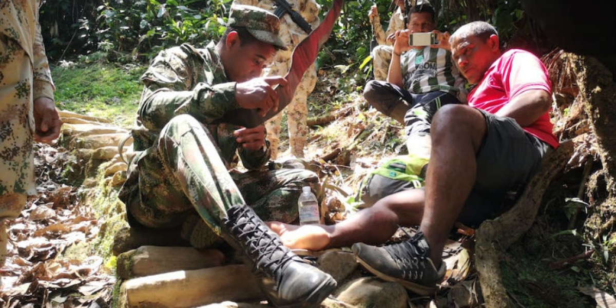 Soldado enfermero prestando los primeros auxilios.