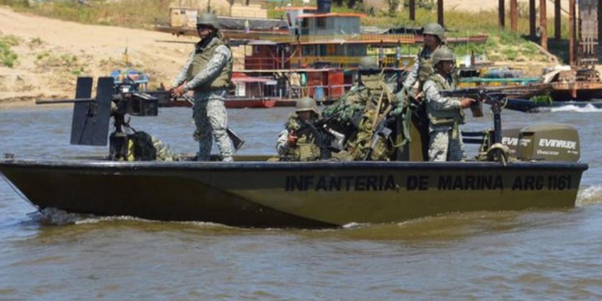 Hasta el lugar llegaron miembros del Cuerpo Técnico de Investigación (CTI) de la Fiscalía colombiana para hacer el levantamiento de los cuerpos.